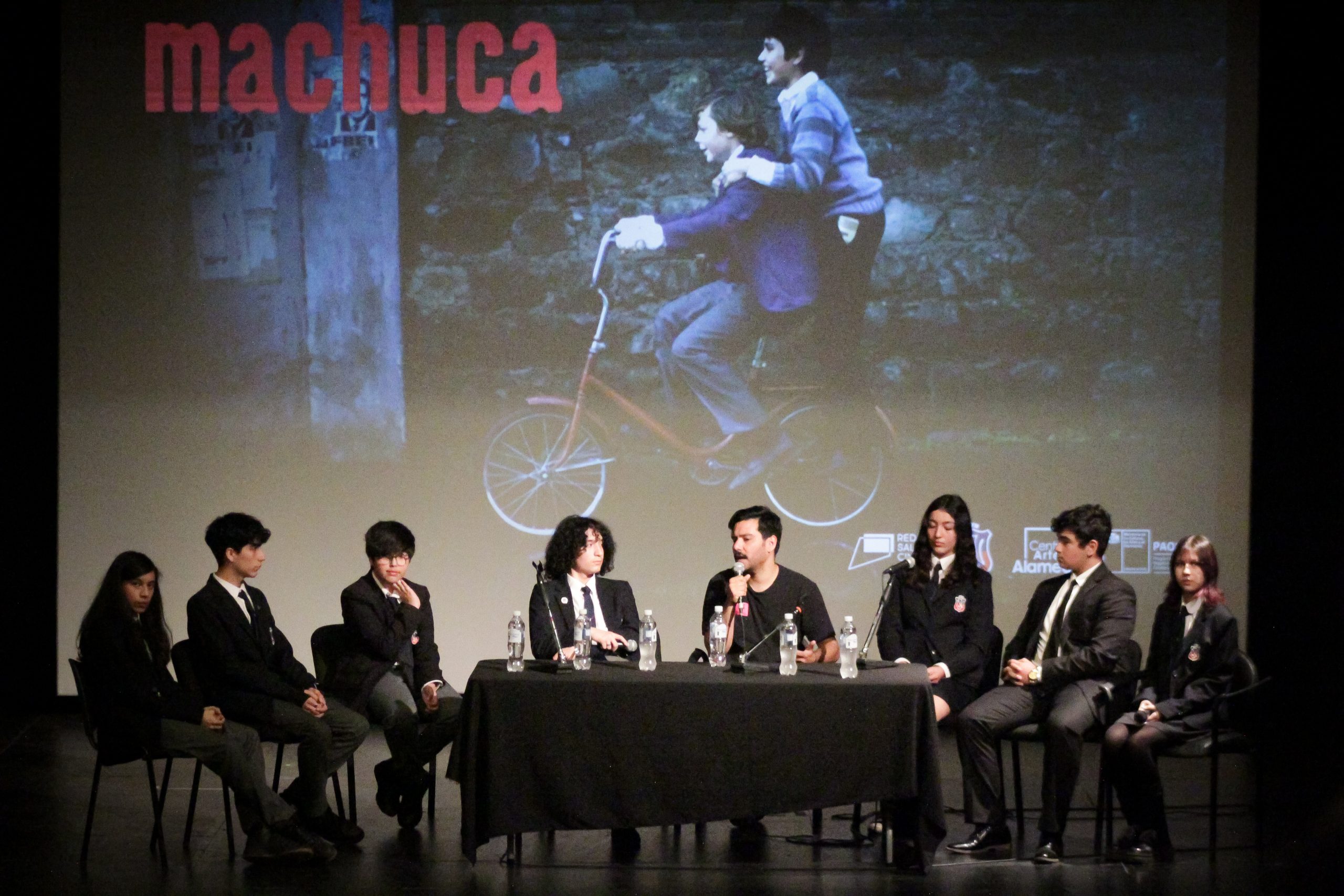 Una función memorable: Más de 200 estudiantes del Instituto Nacional disfrutan y comentan la película nacional ‘Machuca’