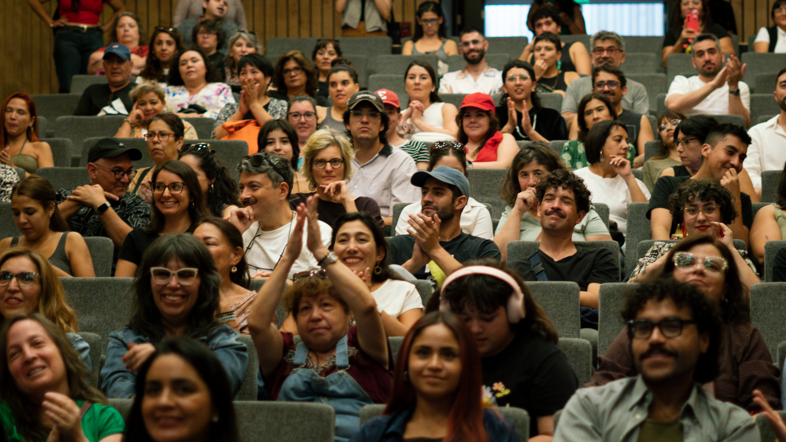 Más de 100 personas asisten a función de cine dedicada a cuidadoras y cuidadores