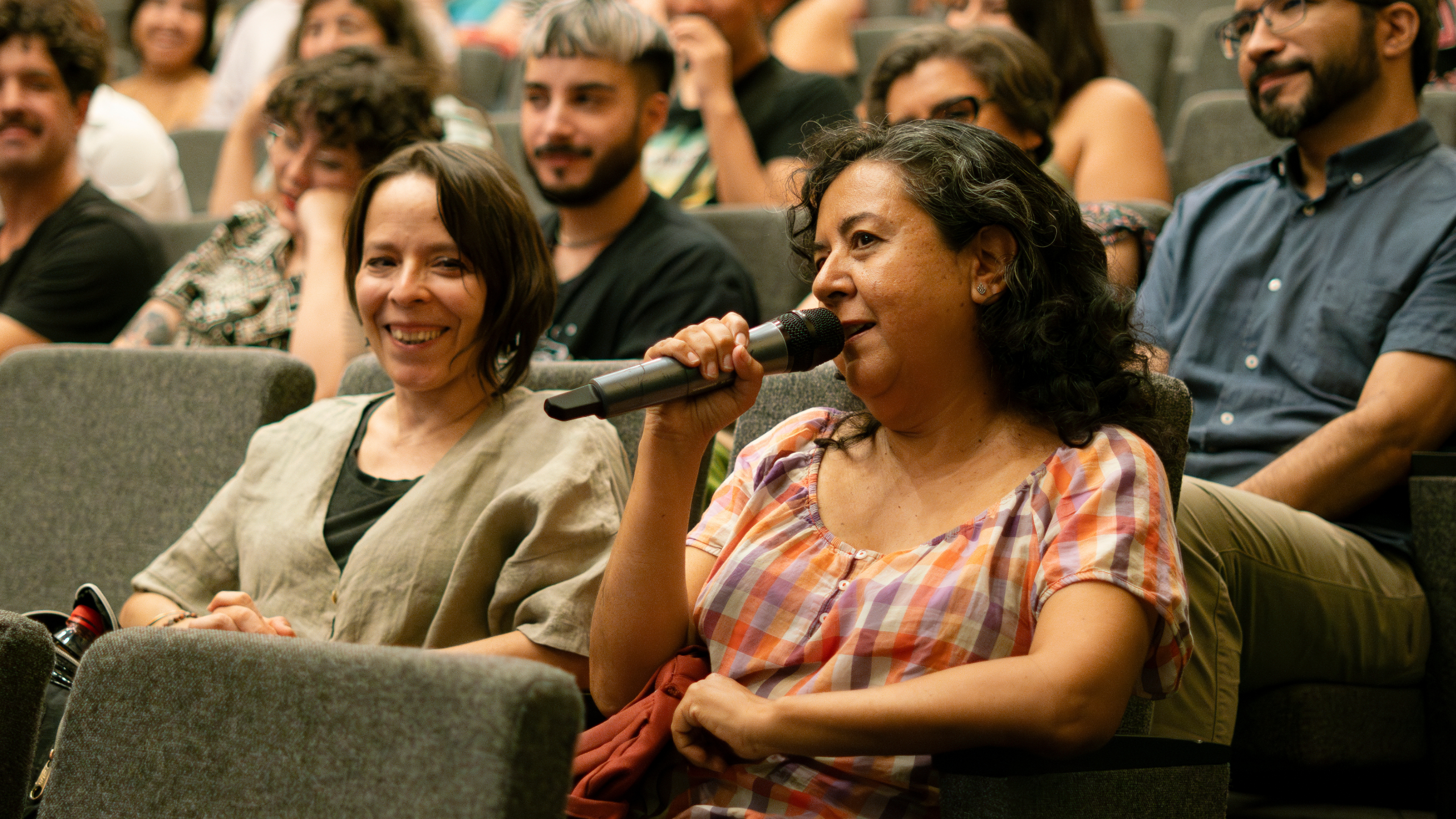 Más de 100 personas asisten a función de cine dedicada a cuidadoras y cuidadores